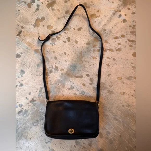 Vintage 90s-2000s Coach 9755 Leather Pocket Purse Women's Crossbody w/ Turn Lock - Picture 1 of 5